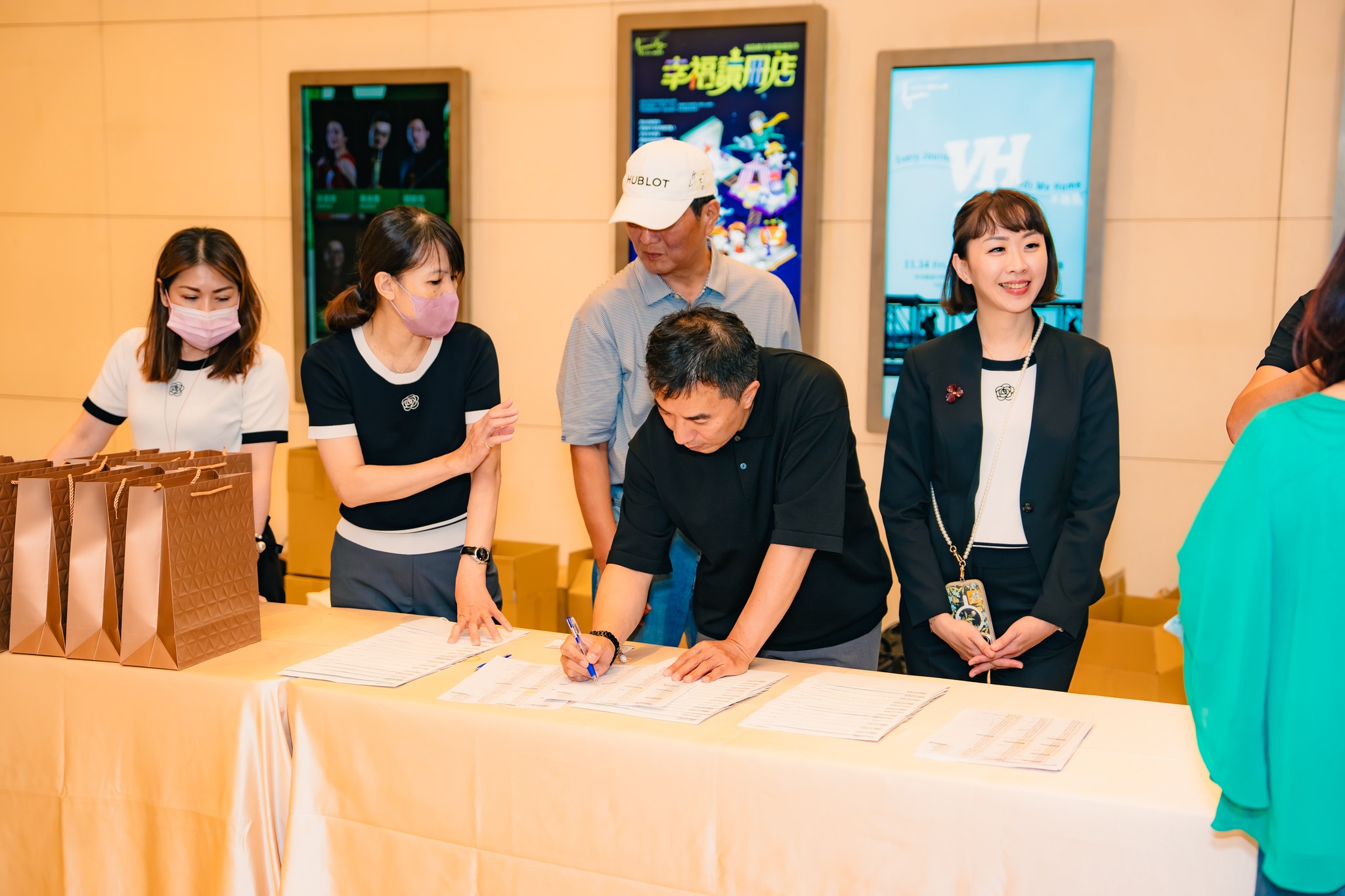 561291392 1388089189990584 4057026397870028782 N